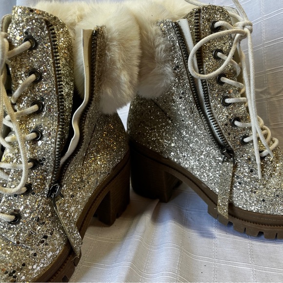 Very G Sparkling Silver Ankle Boots with Faux Fur Trim Women's Size 6.5 Glam - Picture 6 of 12